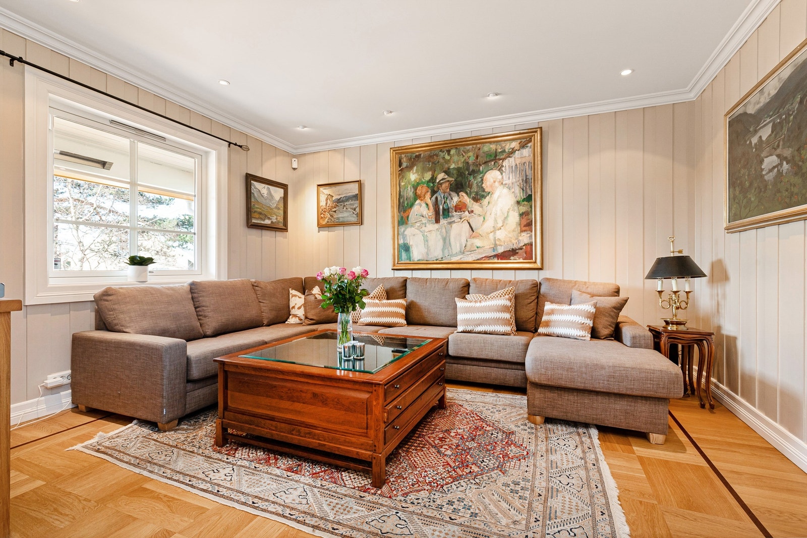 Spredenett fra multiswitch med kat 5- og coaxkabler med uttak i de fleste rom, patchepanel for datapunkter, sentral for alarm. Inntak av Canal Digital DTH, Canal Digital CATV, Viken Fiber, GET Galleribilde