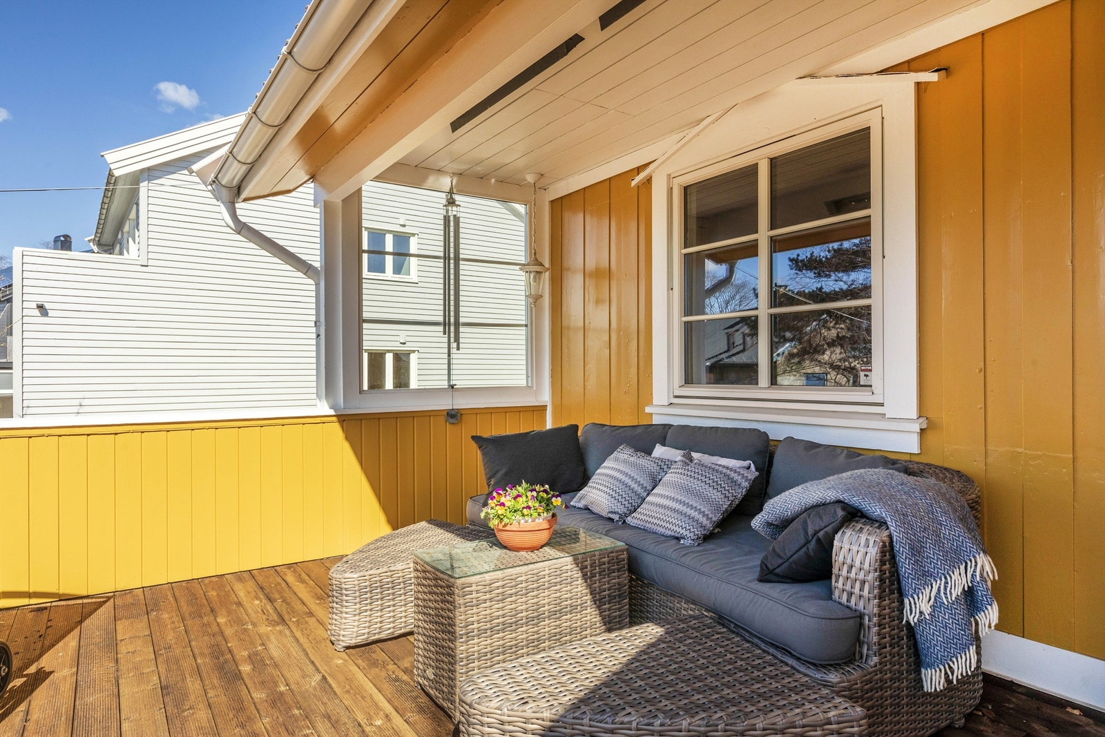 Veldig koselig uteplass som er delvis overbygget og med monterte terrassevarmere samt levegg. Galleribilde