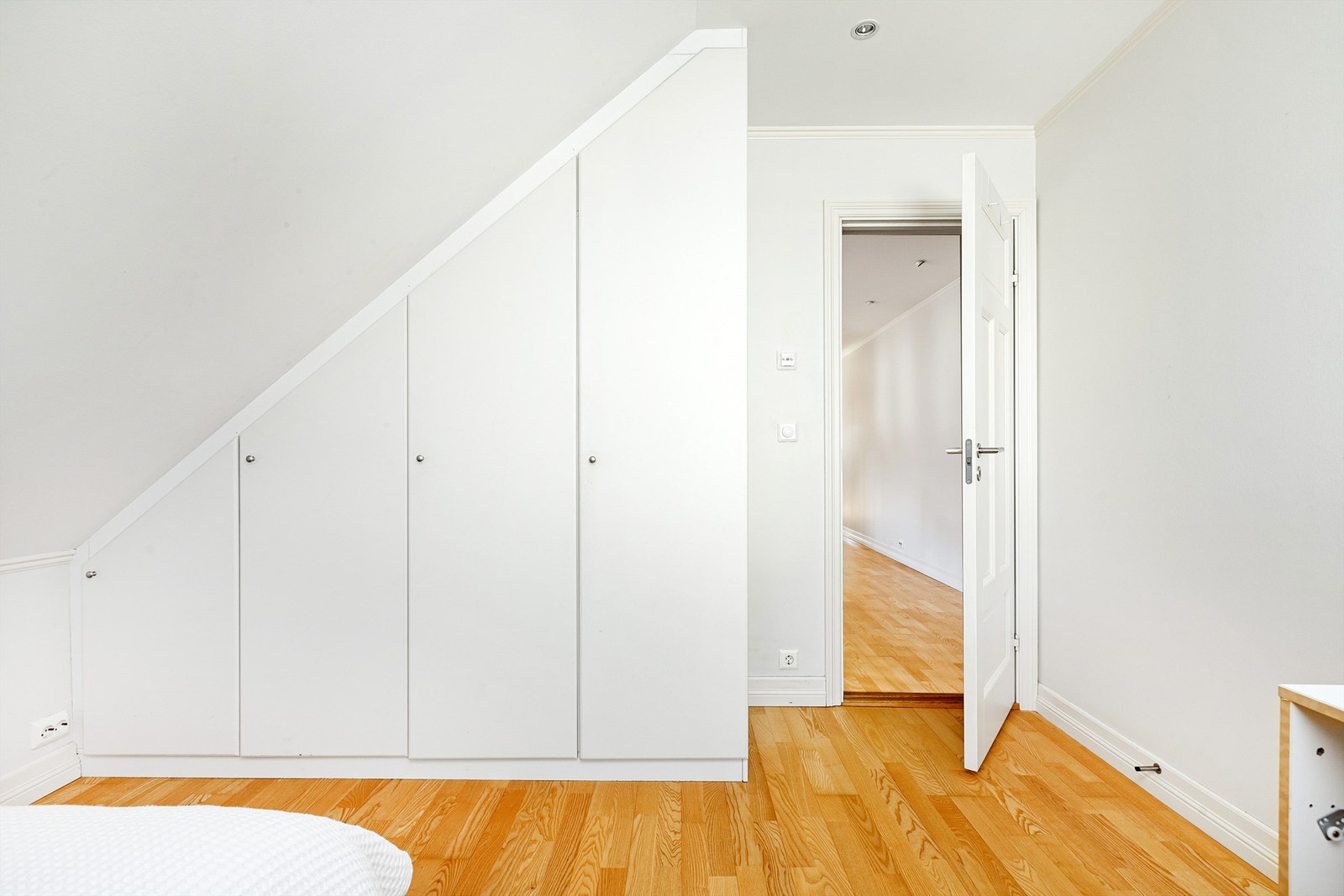 Soverom med snekkertilpasset garderobeløsning Galleribilde