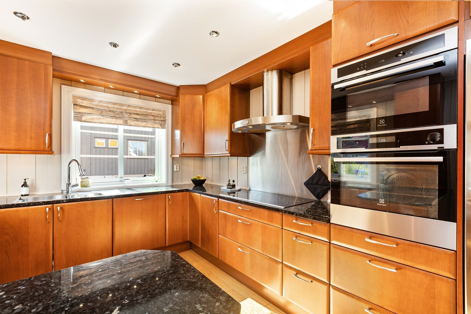 Side-by-side kjøl/frys, komfyr, dampovn, kjøkkenkvern, oppvaskmaskin og ekstra bred koketopp (90 cm) medfølger Galleribilde