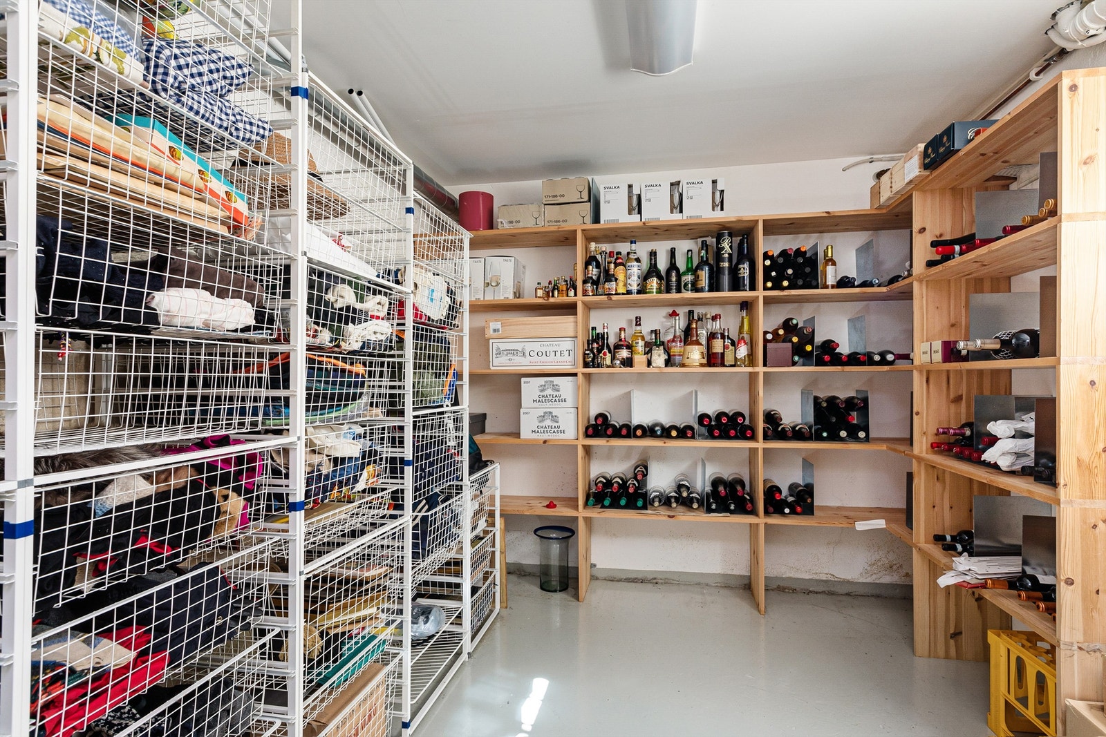 Meget innholdsrik kjeller. Her er det masse lagringsplass i boder samt kjølerom. En av bodene har jevn temperatur og benyttes i dag til lagring av vin, denne boden har derfor lås med egen nøkkel. Våpenskap i denne boden medfølger huset Galleribilde