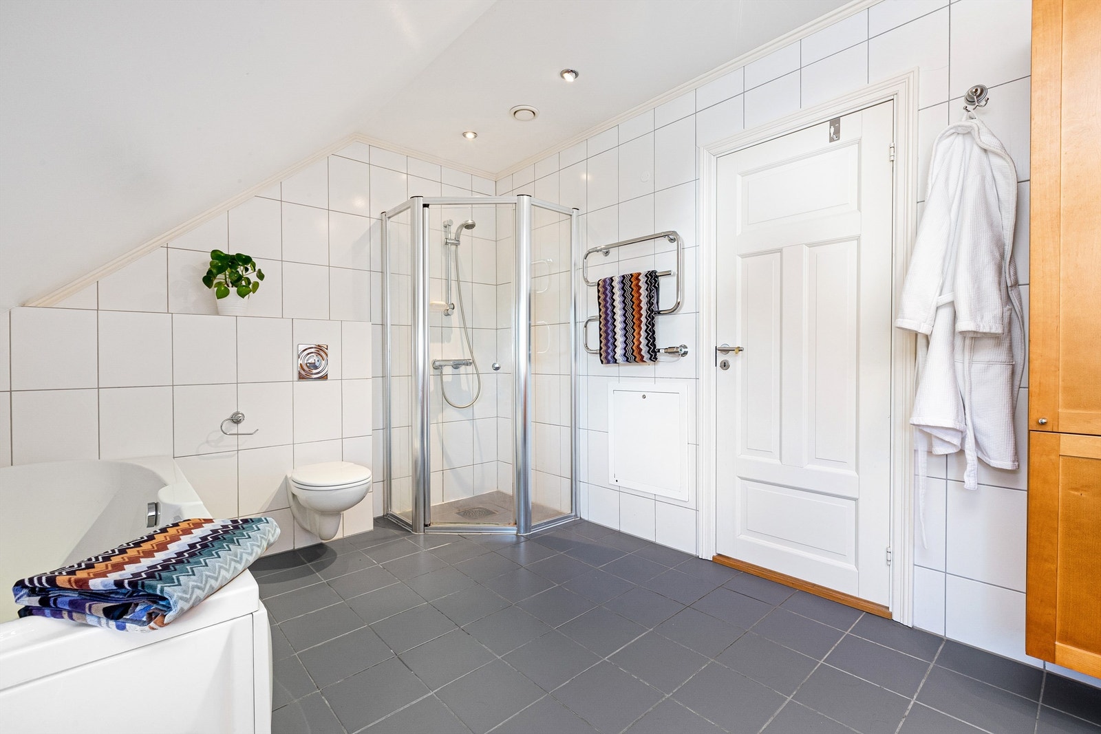 Stort familiebad med badekar og separat dusjnisje Galleribilde