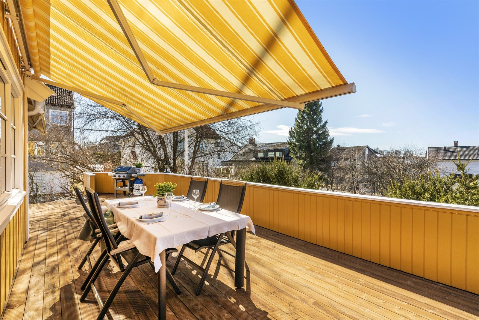 Markise er montert på veggen som en god skjerm på de varmeste dagene Galleribilde