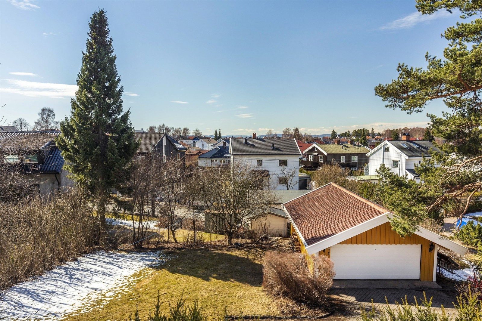 Dobbel garasje med innebygget bod med utvendig adkomst. Garasjeporten er motorisert, og den var ny i 2018. Utvendig ble garasjen malt i 2020, og det ble samtidig skiftet enkelte bord i undertaket. Galleribilde
