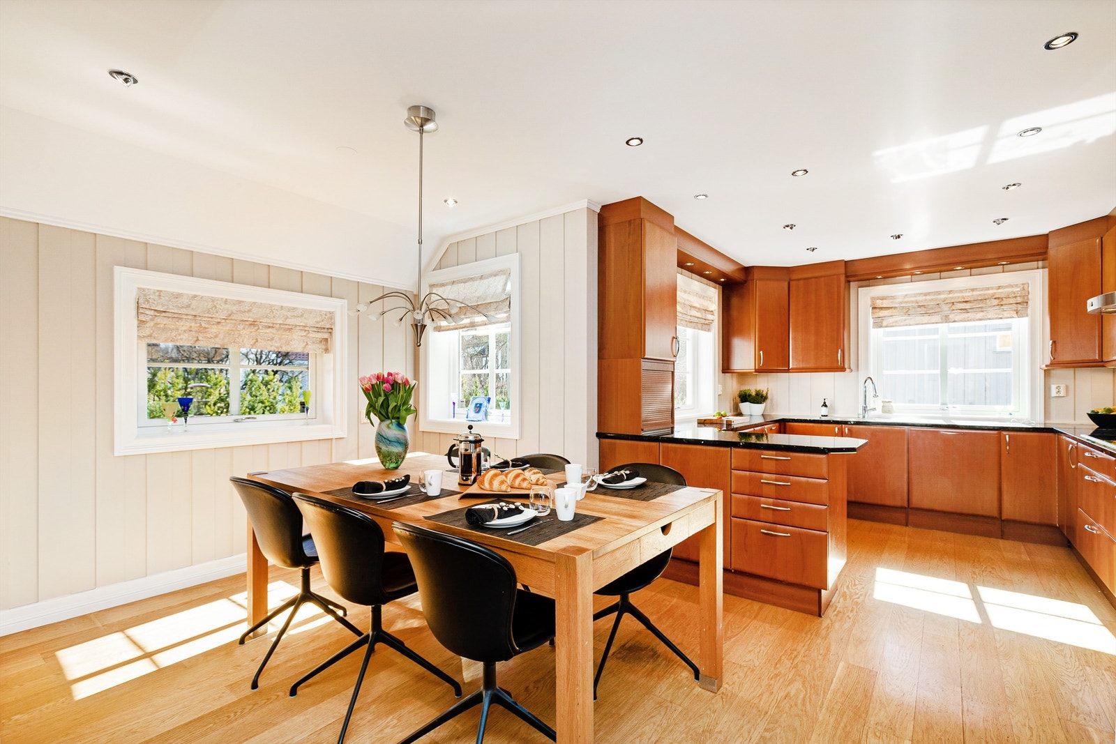 Komfortvarme med Flexwatt varmefolie under parkettgulv i 1. og 2. etasje. Varmen styres gjennom Nobø-app via smarttelefon med sonekontroll, tids- og dagstyring, ulike profiler for sommer og vinter samt individuell termostatstyring per rom Galleribilde