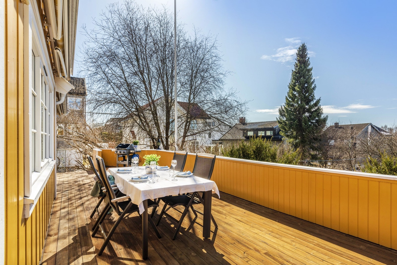 Terrassen er på rause 45 kvm og er vestvendt med gode solforhold Galleribilde