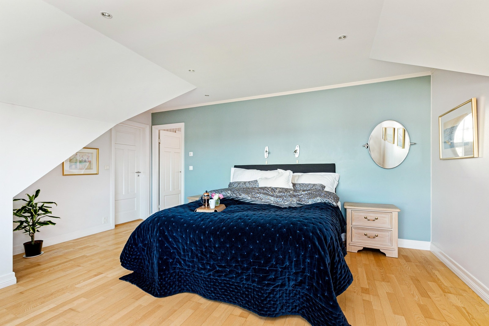 Hovedsoverommet har eget garderoberom Galleribilde