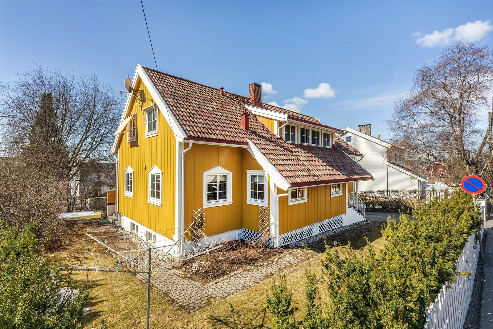 Huset ble betydelig ombygget/påbygget i 2002/'03 og er malt innvendig og utvendig i 2020 og dårlige kledningsbord ble skiftet Galleribilde