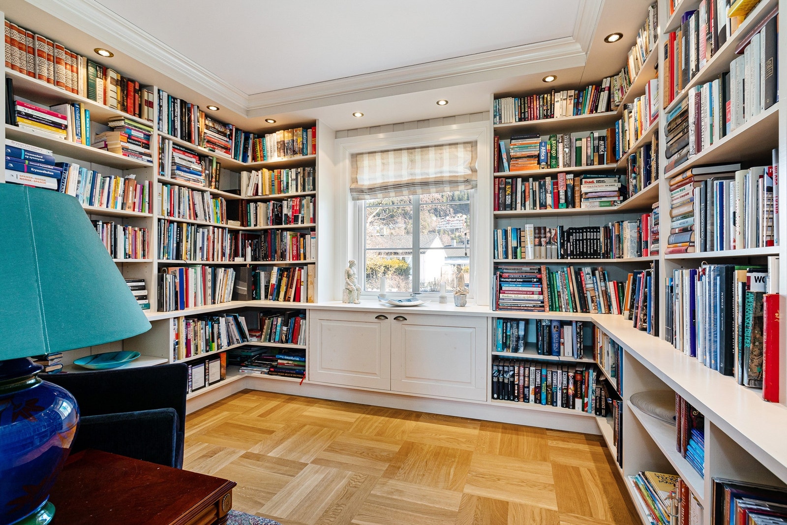 Flotte plassbygde bokhyller/reoler som medfølger Galleribilde