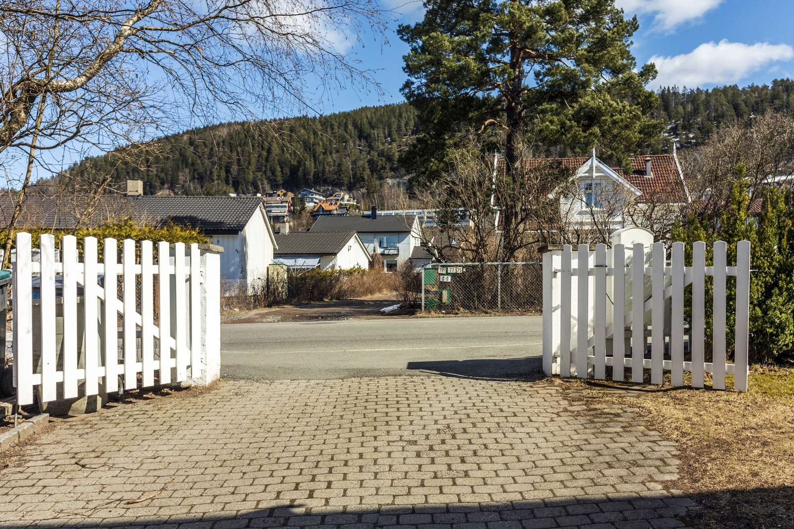 Innkjørsel med tofløyet port Galleribilde
