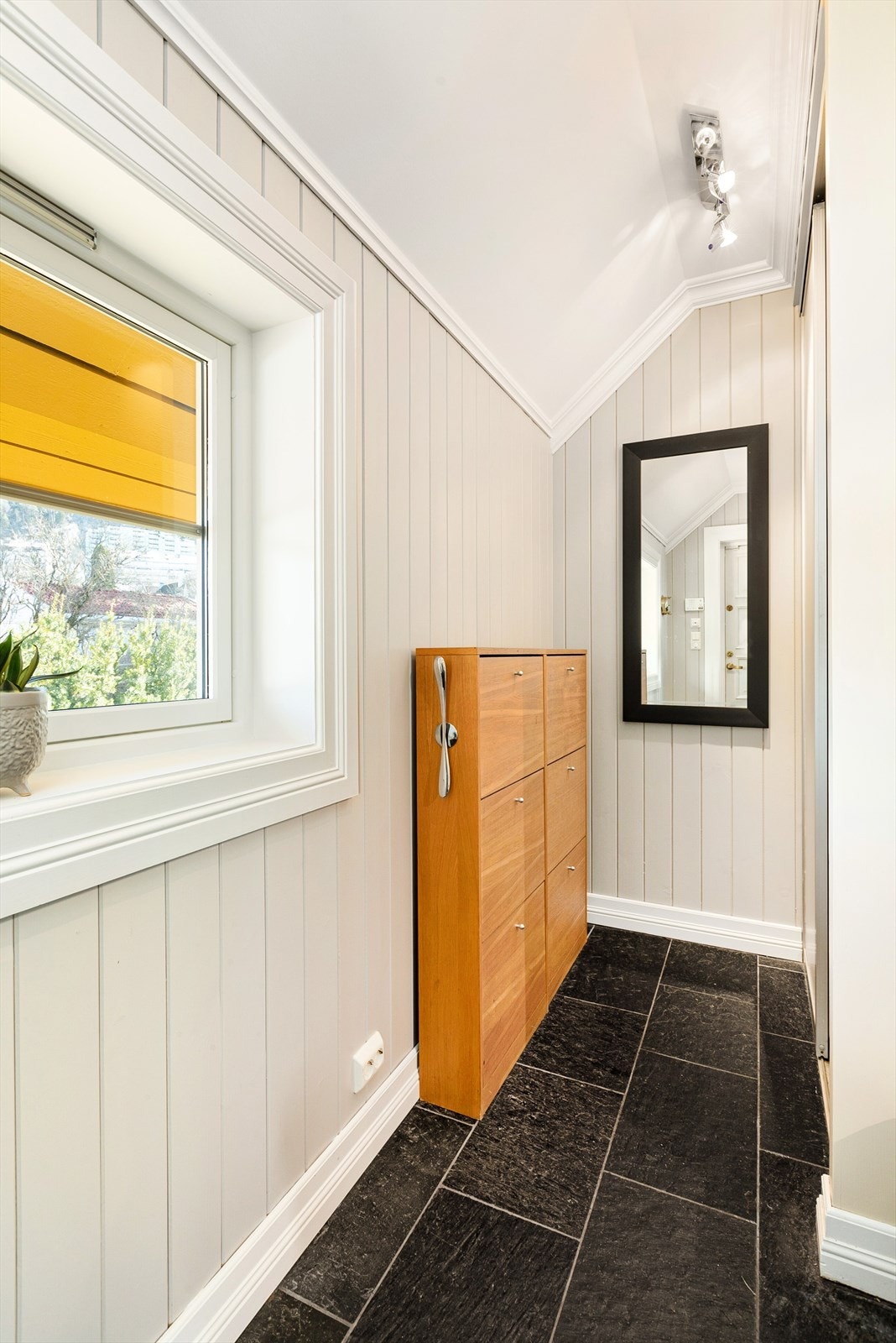 Nisje i entréen med skyvedørsgarderobe og skoskap Galleribilde