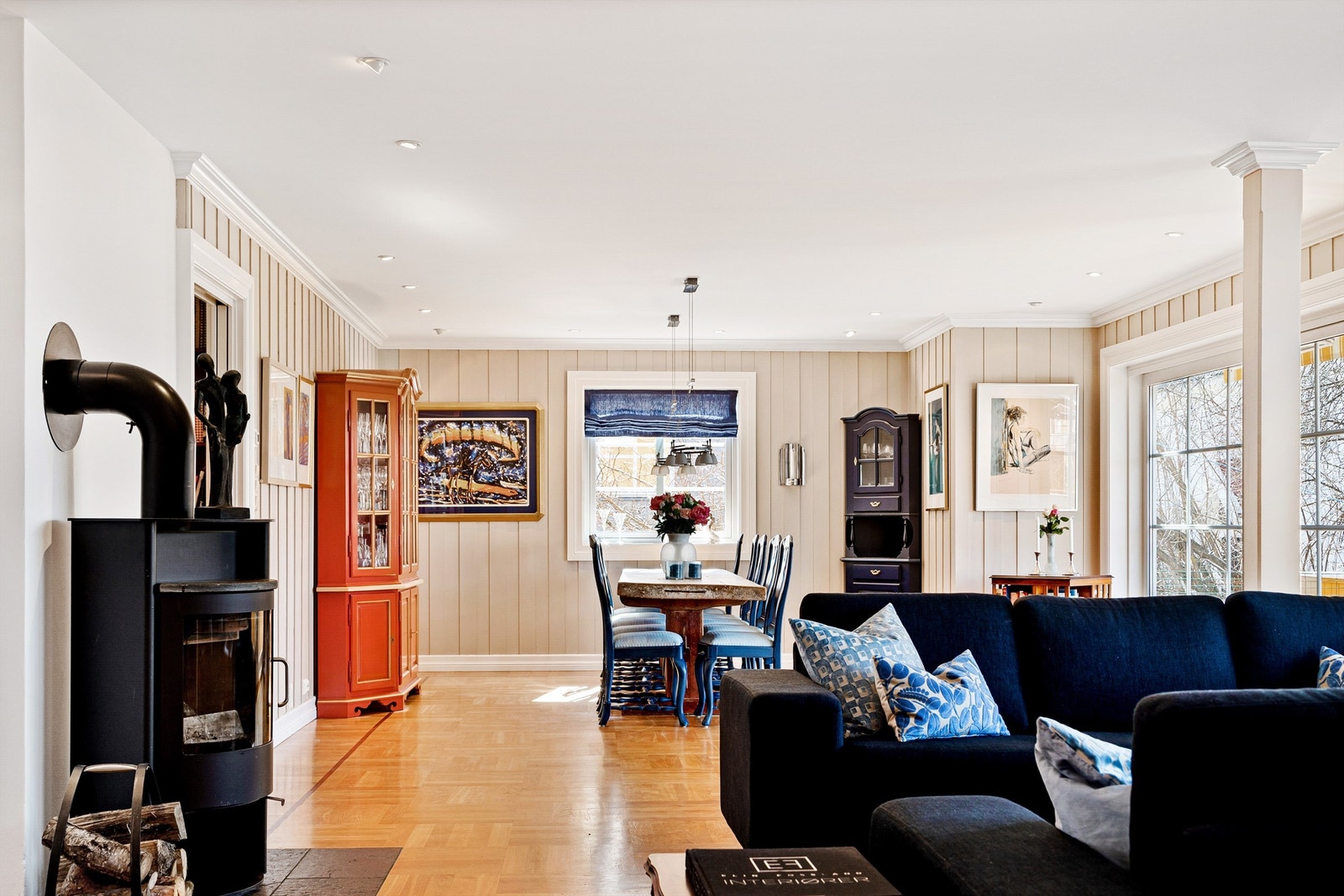 Huset har to pipeløp, ett til hvert ildsted kjøkken/stue. Peisovnen i stuen er dreibar Galleribilde