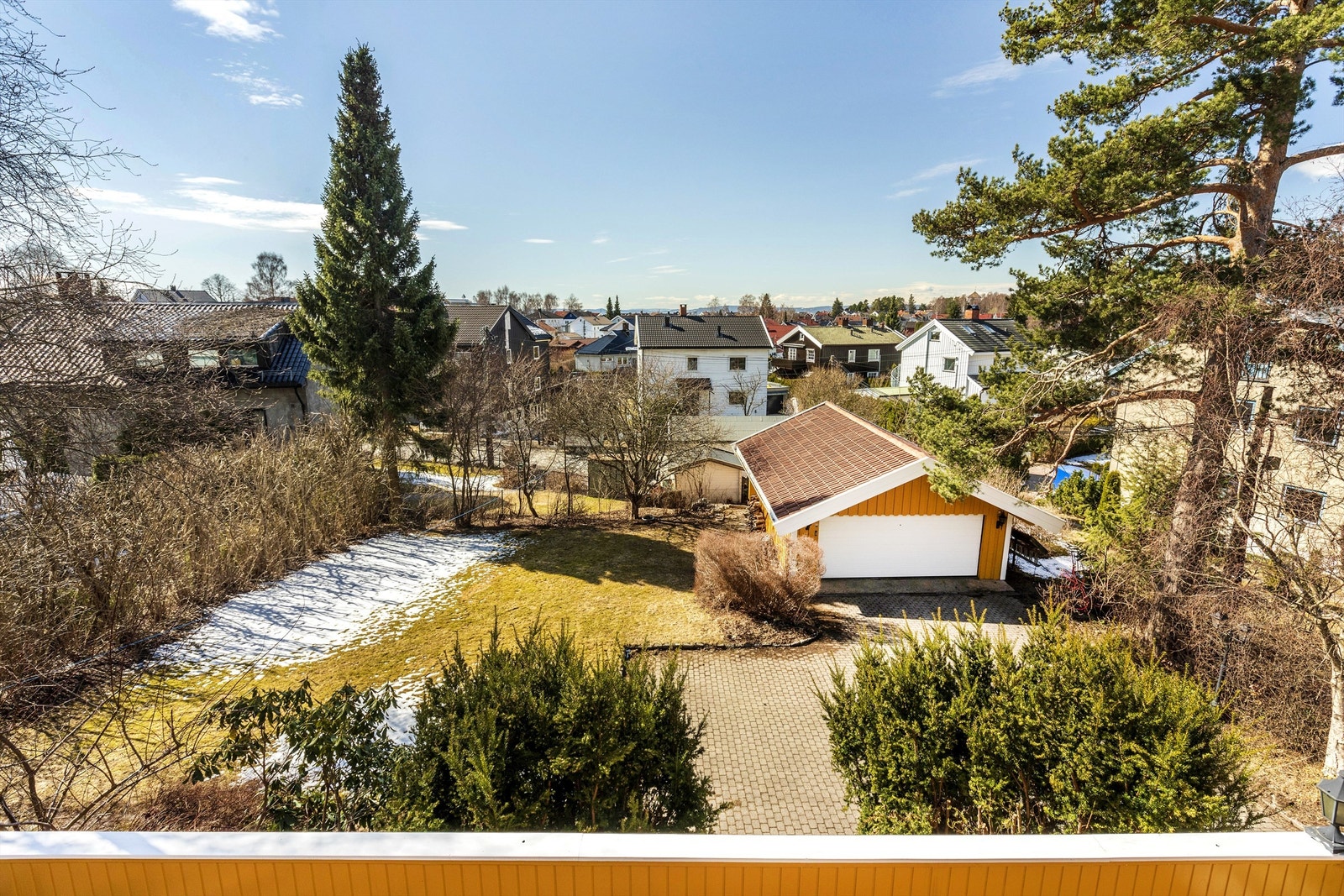 Tomten er på 1.046 kvm og har en stor hage med plenarealer og diverse beplantning. Gangbaner, innkjørsel samt gårdsplass med belegningsten Galleribilde