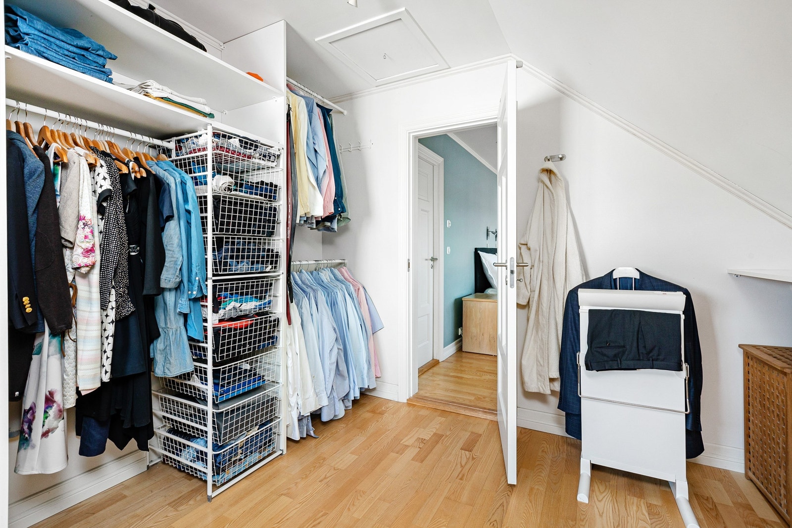 Garderoberom med tilpasset garderobeløsning. Luke i taket med adgang til kaldloft med noe lagringsplass Galleribilde