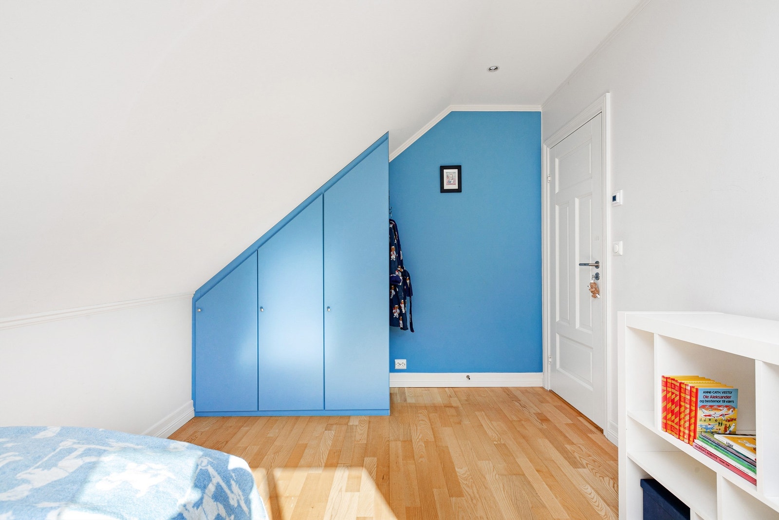 Soverom 4 har også snekkertilpasset skapløsning Galleribilde