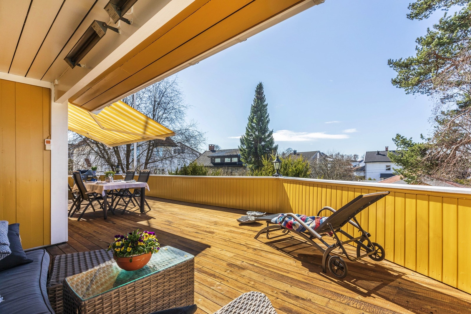 Meget god plass til utemøblemet og solsenger. I Sydenden av terrassen er det en skiferbelagt trapp som tar deg til hagen Galleribilde