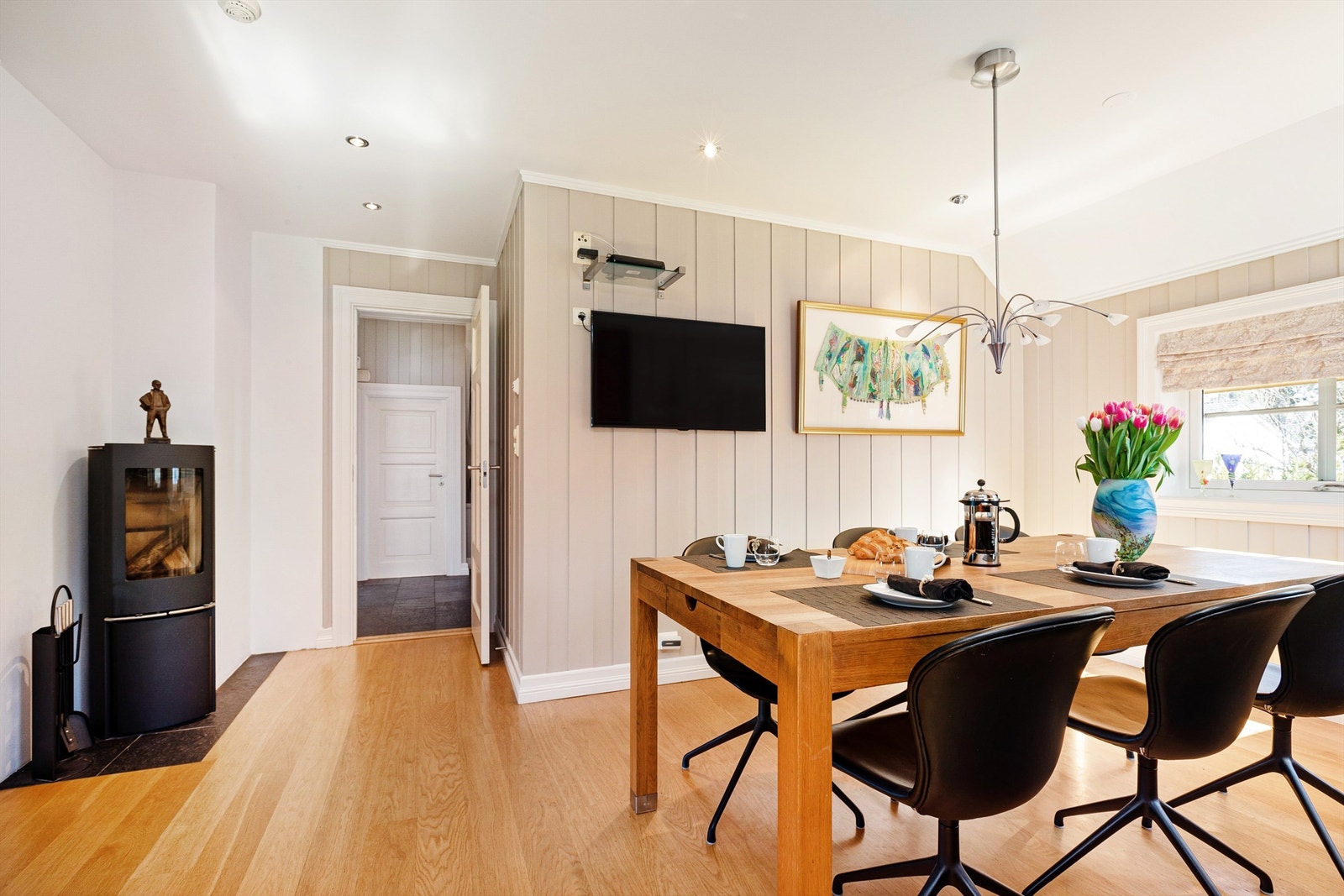 Fra hallen kommer du inn til kjøkkenet som er et herlig, sosialt spisekjøkken med peis og plass til spisebord Galleribilde