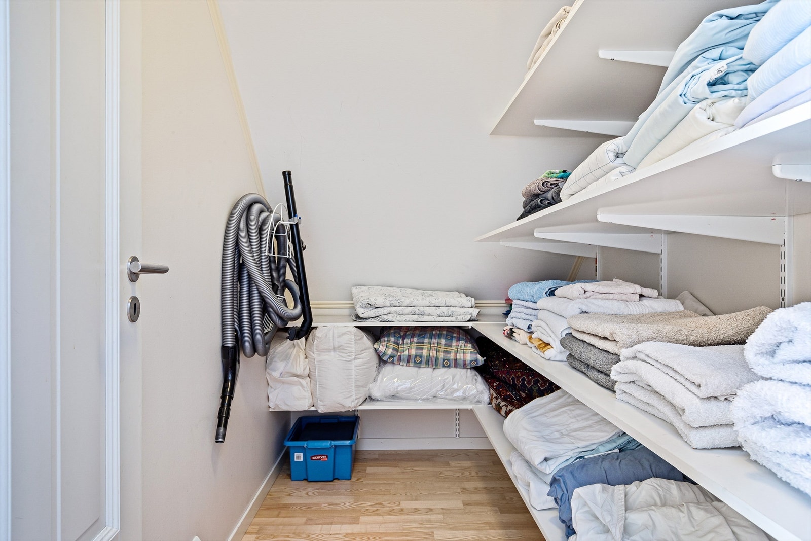 Praktisk innvendig bod på 4 kvm som i dag fungerer som lintøyskap Galleribilde