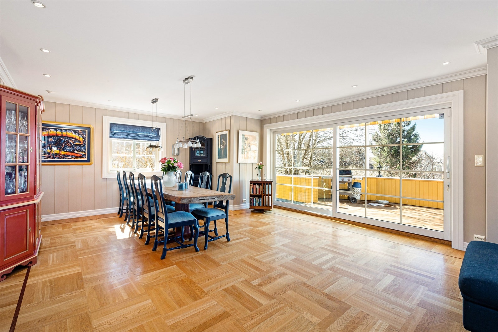 Rommet har godt med naturlig lys gjennom stort vindu og skyvedør fra gulv til tak. Dette gir ekstra god romfølelse. Utgang til terrasse via skyvedøren Galleribilde