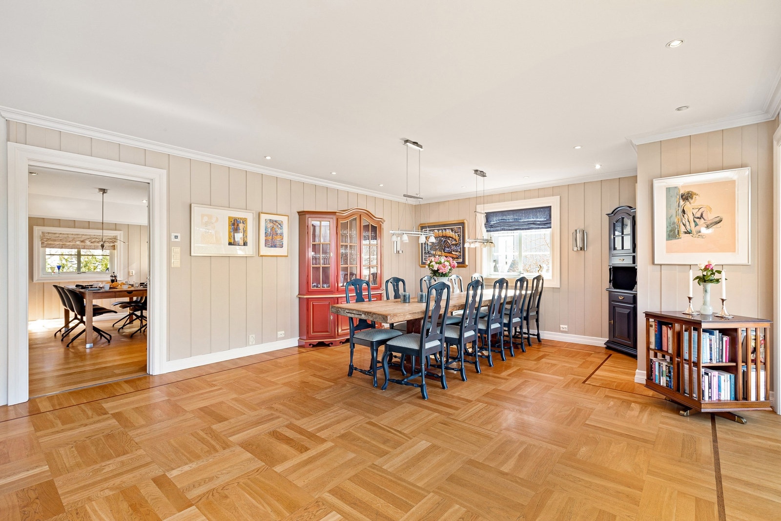 Utenfor kjøkkenet er spisestuen, og her kan du fint ha langbord på 5-6 meter for de virkelig hyggelige middagsselskapene Galleribilde