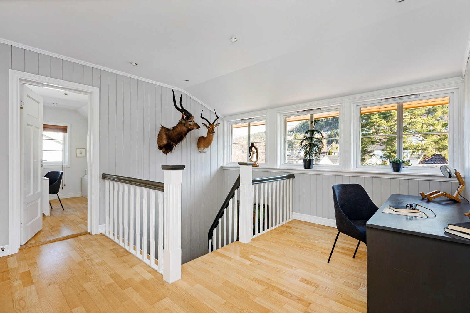 Åpent gangrom som kan fungere fint som en ekstra tv/stue eller som et areal for hjemmekontor Galleribilde