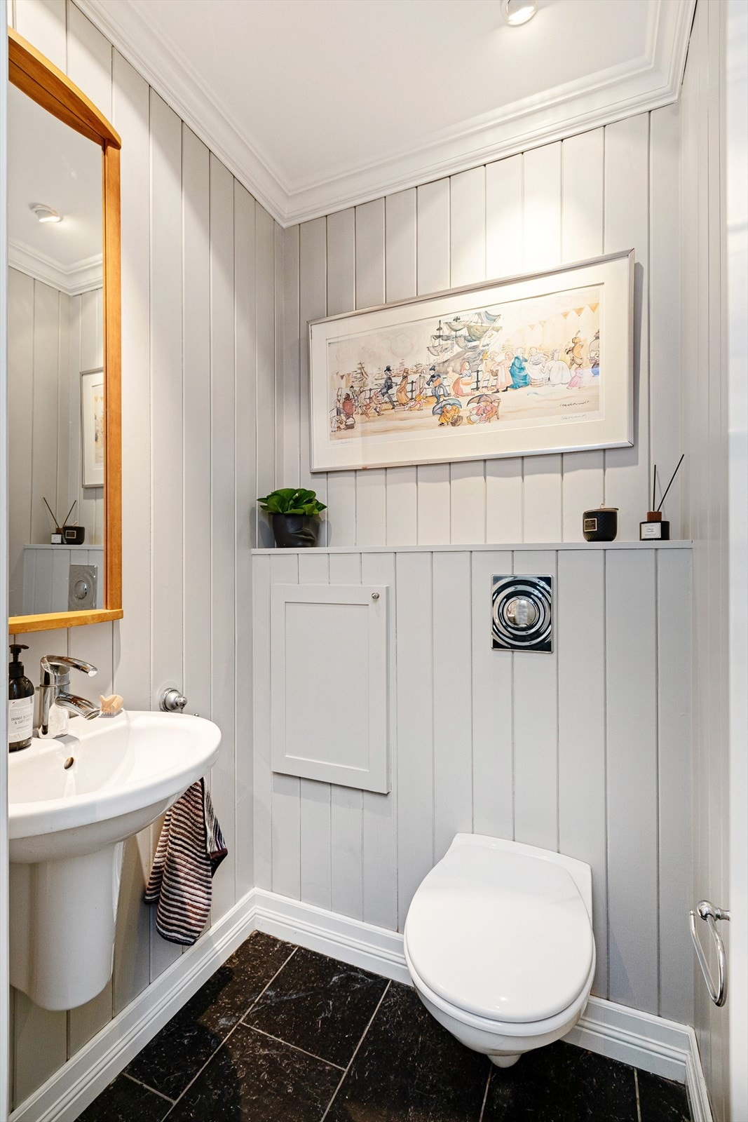 Toalettrom/gjestetoalett med wc og håndvask Galleribilde