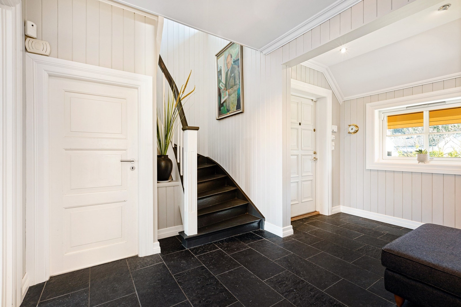 Romslig entré/hall med garderobe, trapperom, og wc. Galleribilde