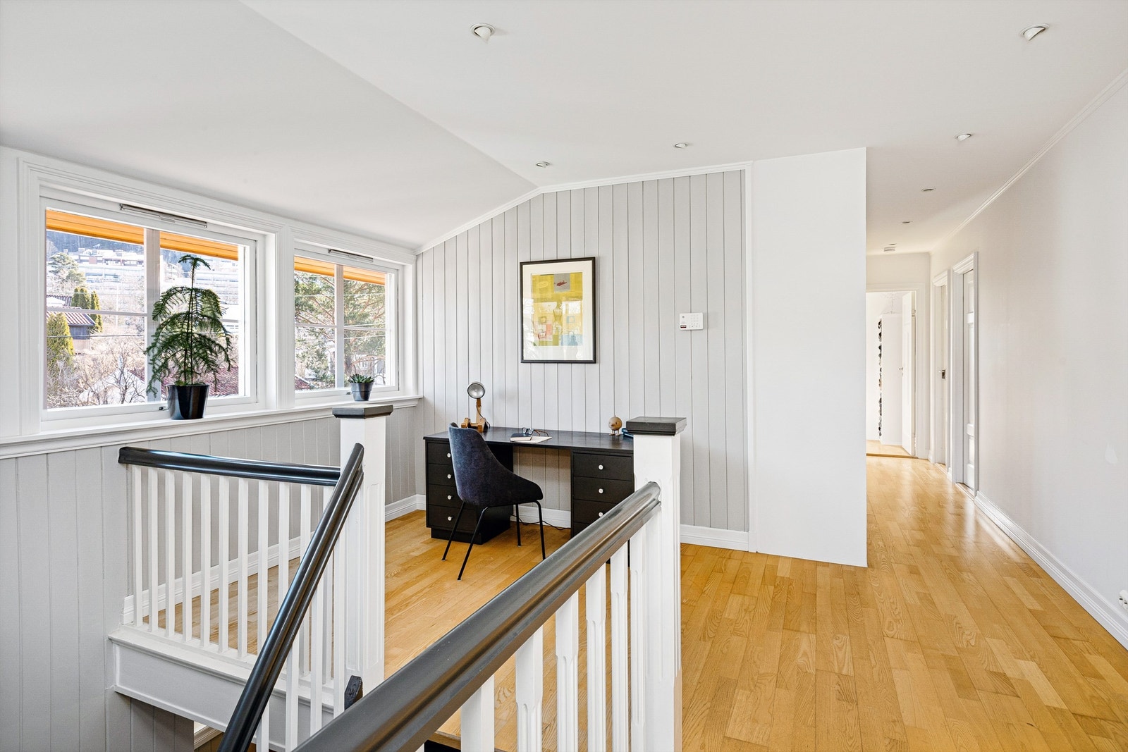 Hele etasjen har gulvvarme med unntak av walk-in-closet og bod. Gulvvarmen styres via samme system som for 1. etasje, med unntak av badet som har individuell styring av elektriske varmekabler Galleribilde