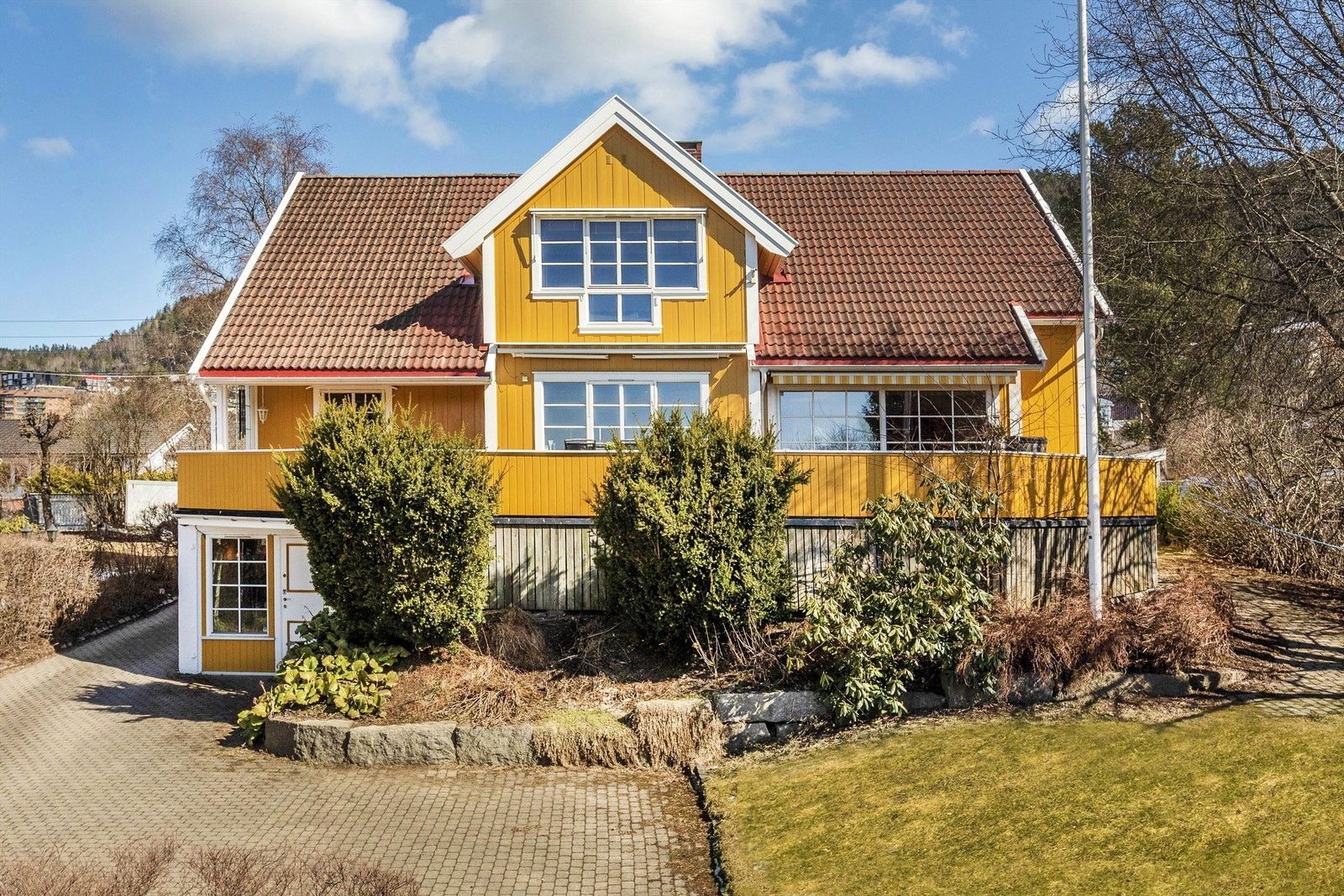 Velkommen til Kjelsåsveien 76, en velholdt enebolig med stor og solrik hage Galleribilde