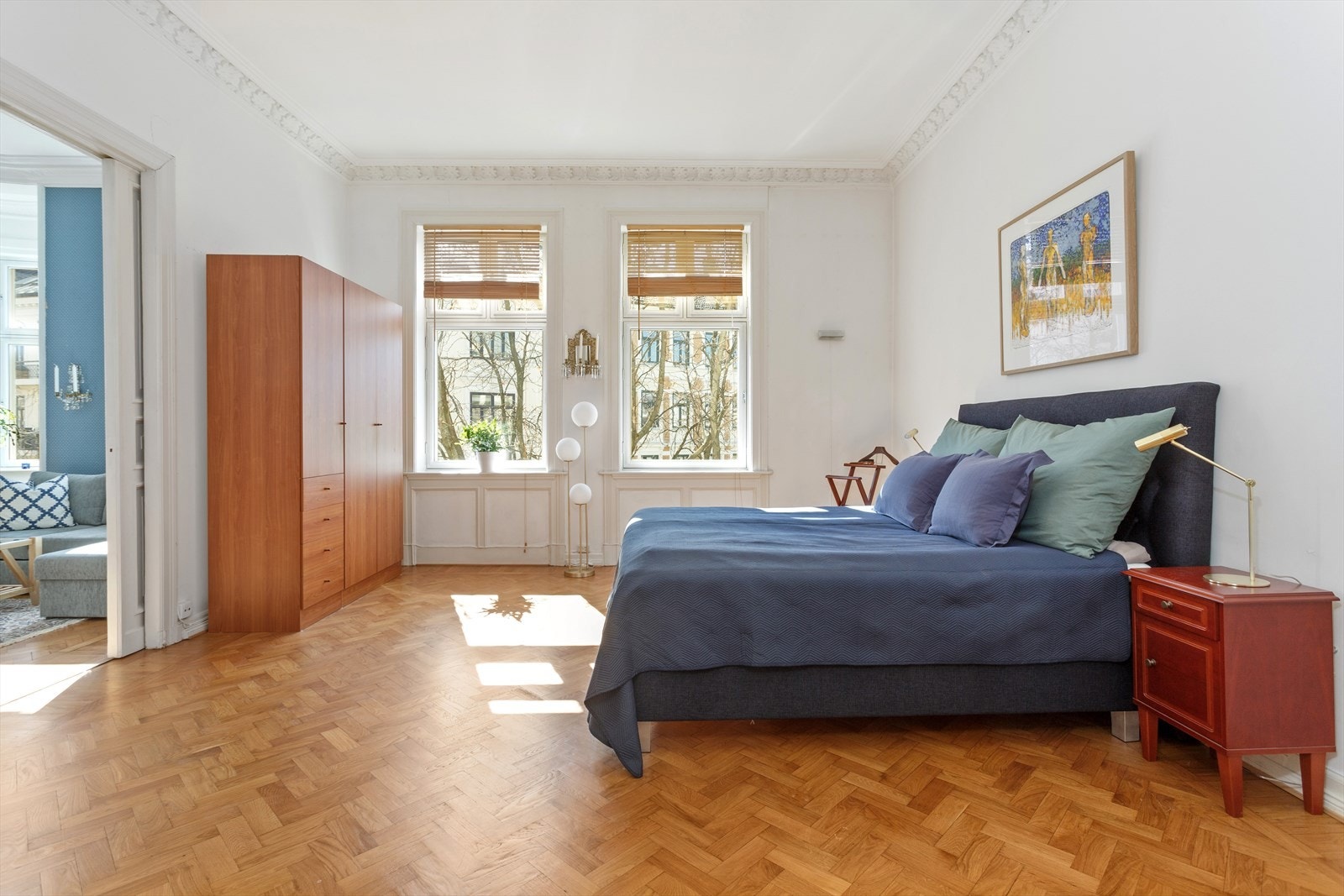 Dette soverommet er også svært romslig og har garderobeskap Galleribilde