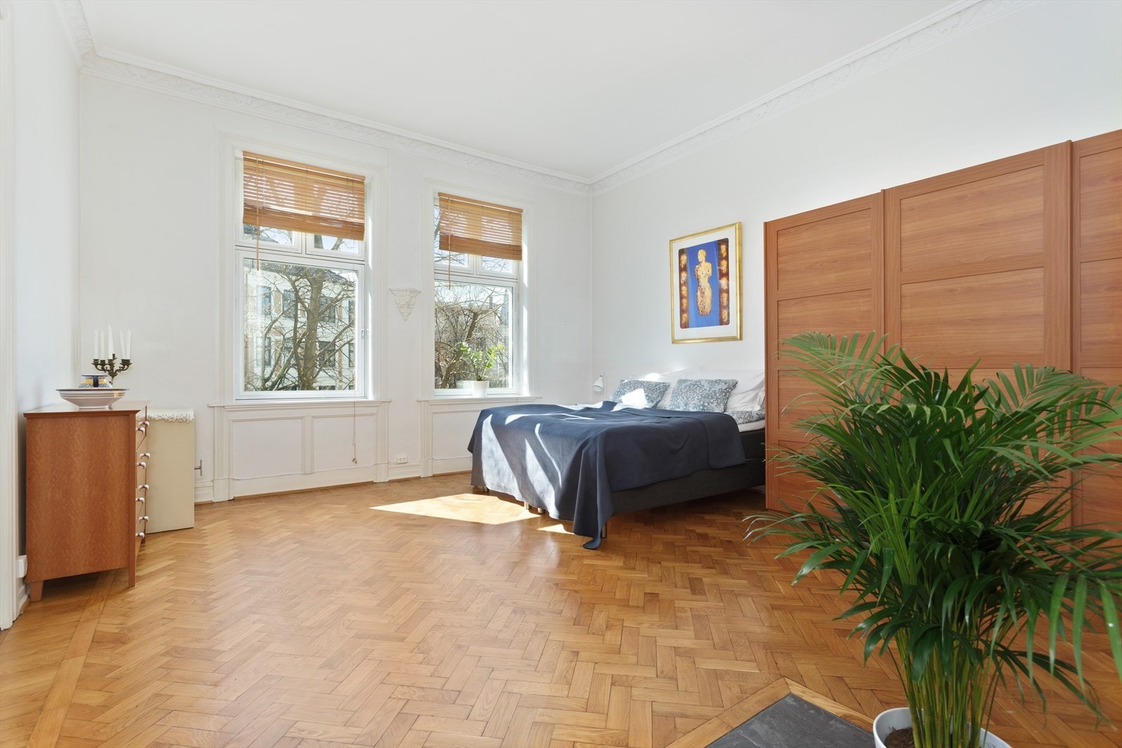 Romslig soverom med garderobeskap Galleribilde