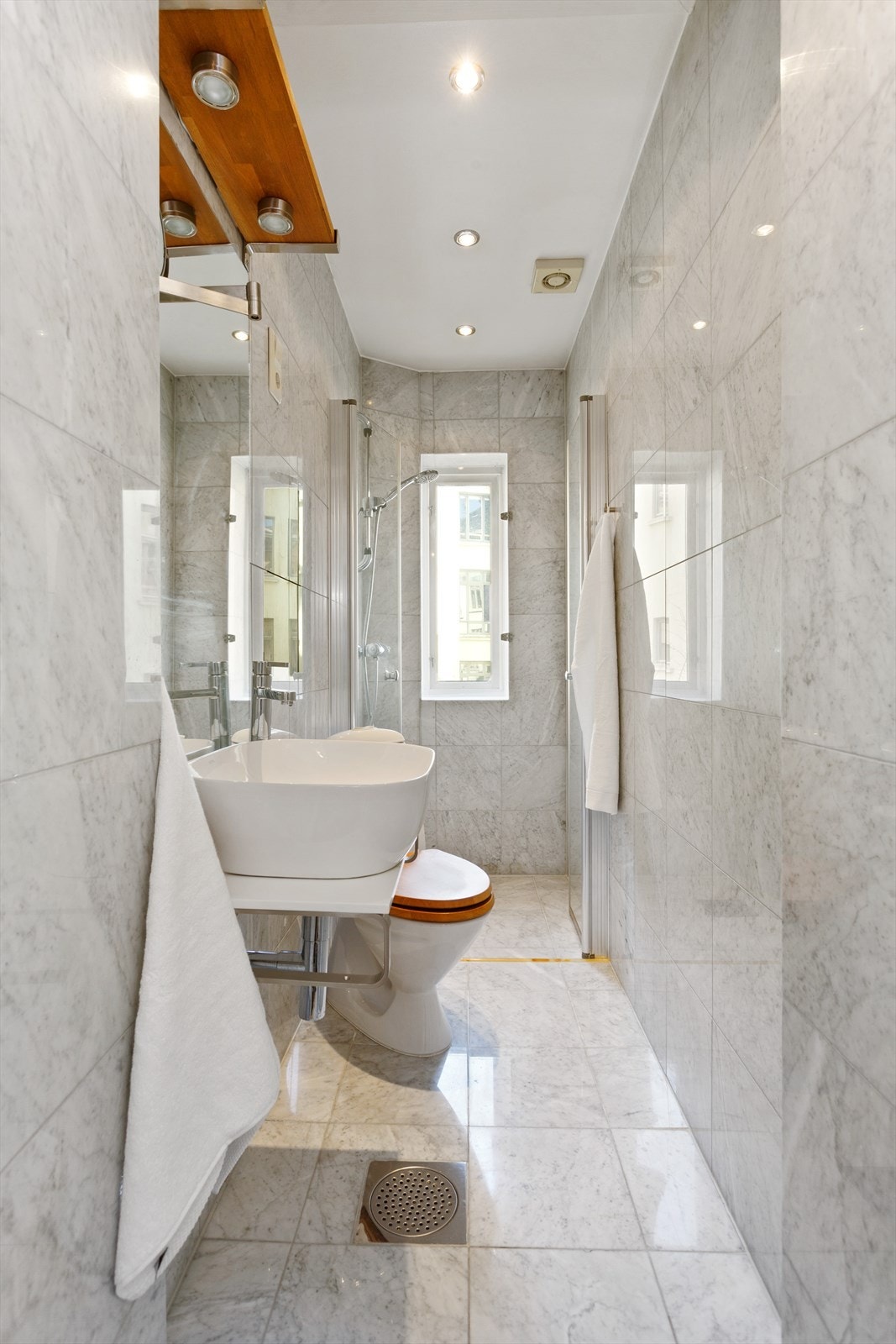 Baderom fra 2005 i tilknytning til soverom i fløy bak kjøkkenet Galleribilde