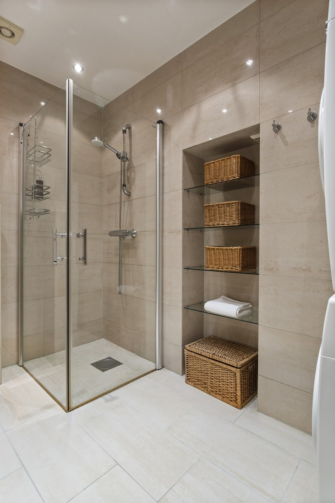 Badet har varmekabler i gulv og det er opplegg for vaskemaskin og tørketrommel Galleribilde