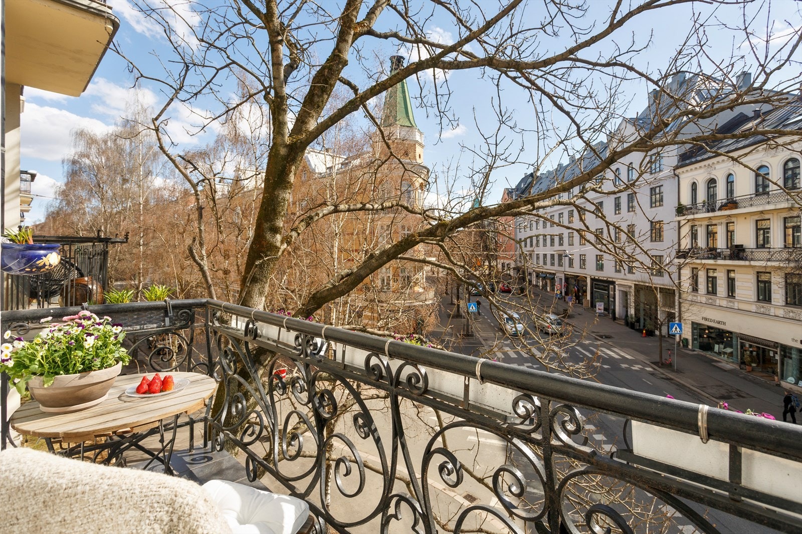 Leiligheten har to balkonger på henholdsvis ca 3,2 m² og ca 1,8 m² Galleribilde