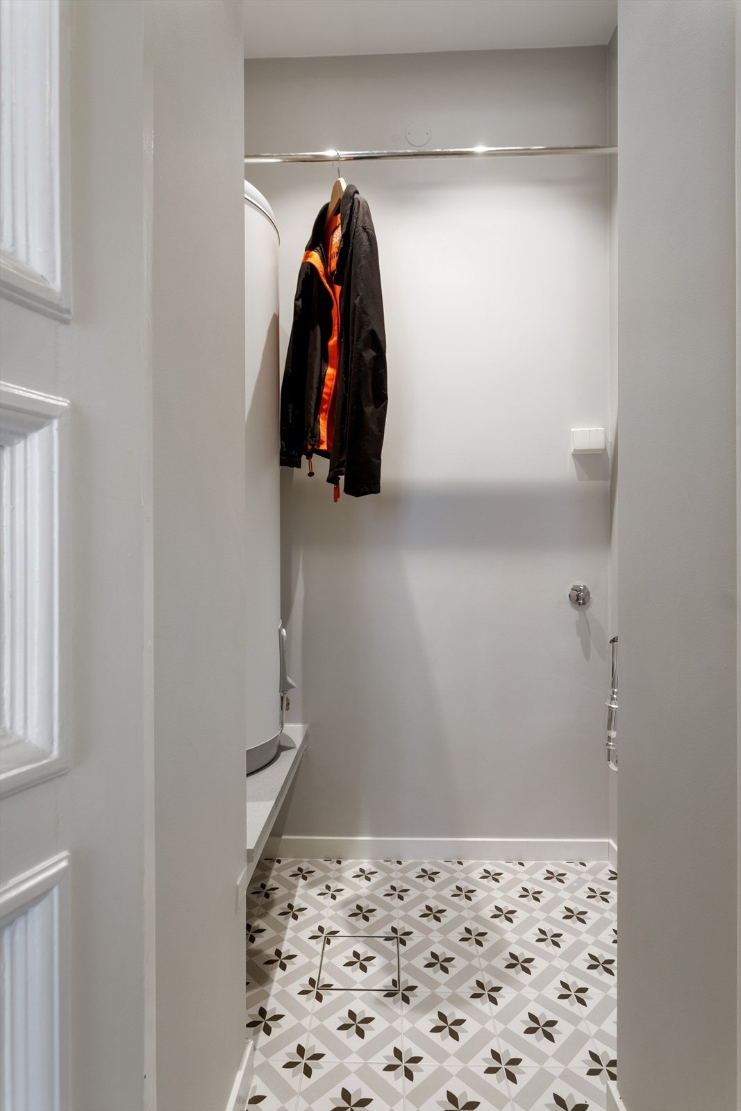 Vaskerom ved inngangen. Selger har også benyttet dette rommet til garderobe Galleribilde