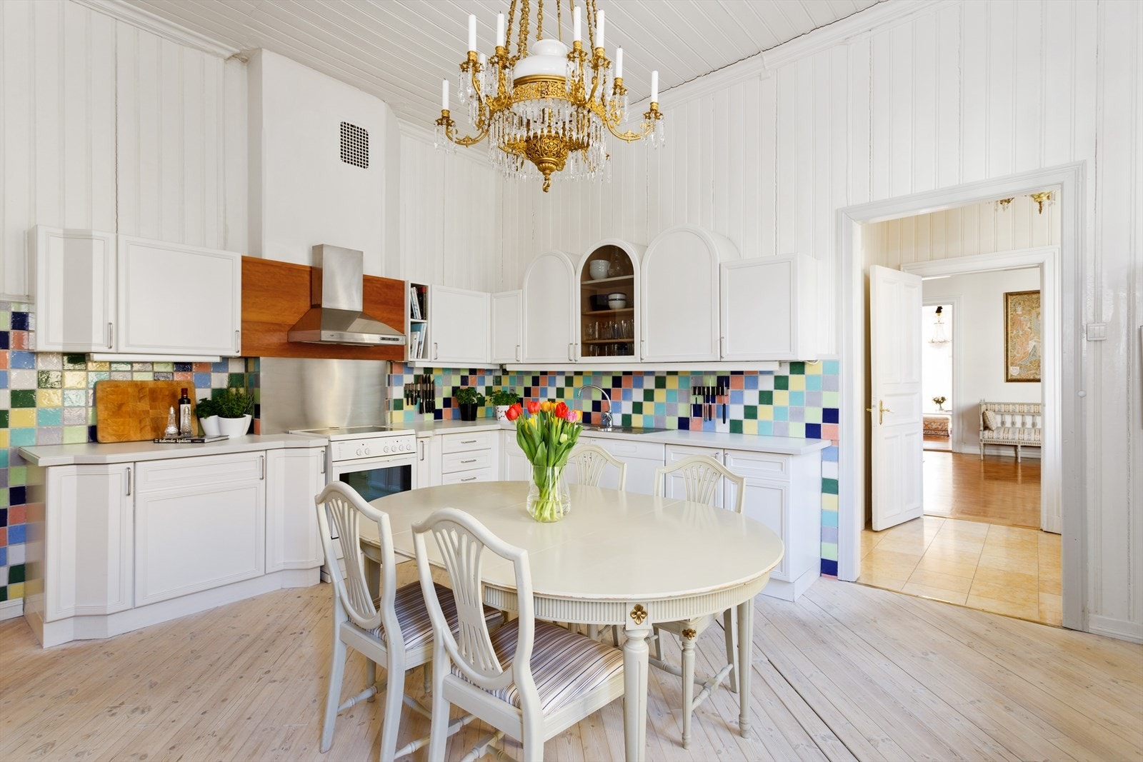 Kjøkkenet er praktisk designet og har svært god skap- og benkeplass Galleribilde