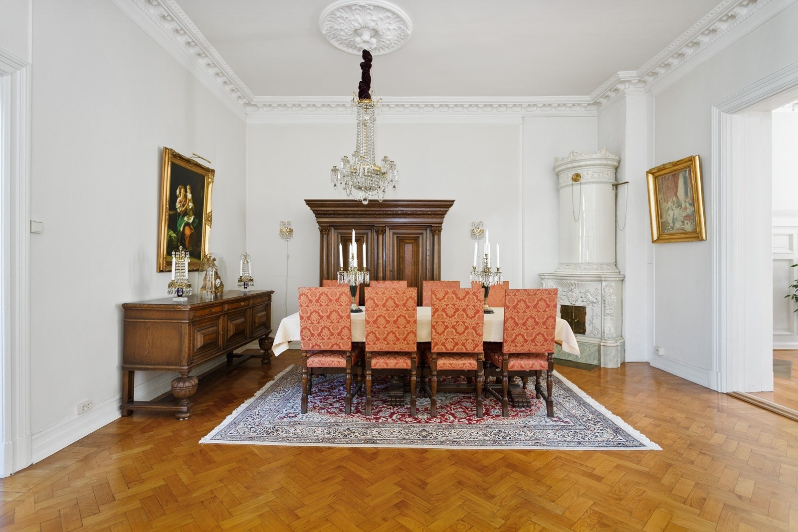 Spisestuen har også en flott kakkelovn Galleribilde