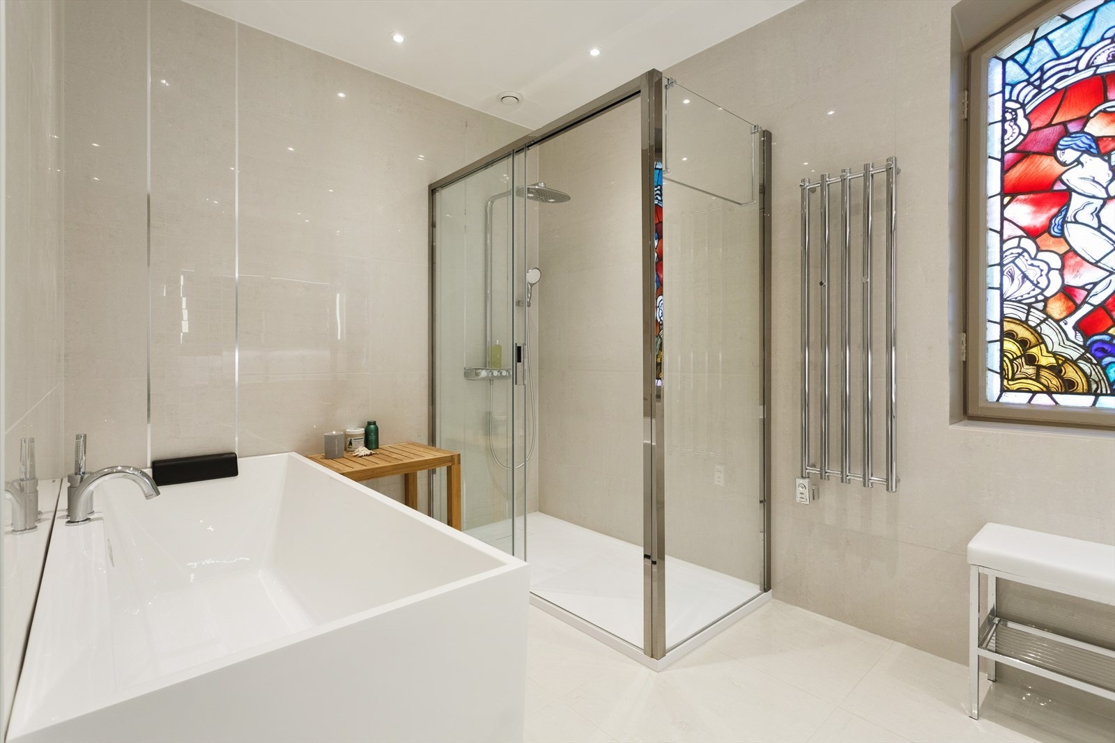 Badet er innredet med elektrisk håndkletørker, dobbel servant, stor dusj og badekar. Varmekabler i gulv Galleribilde