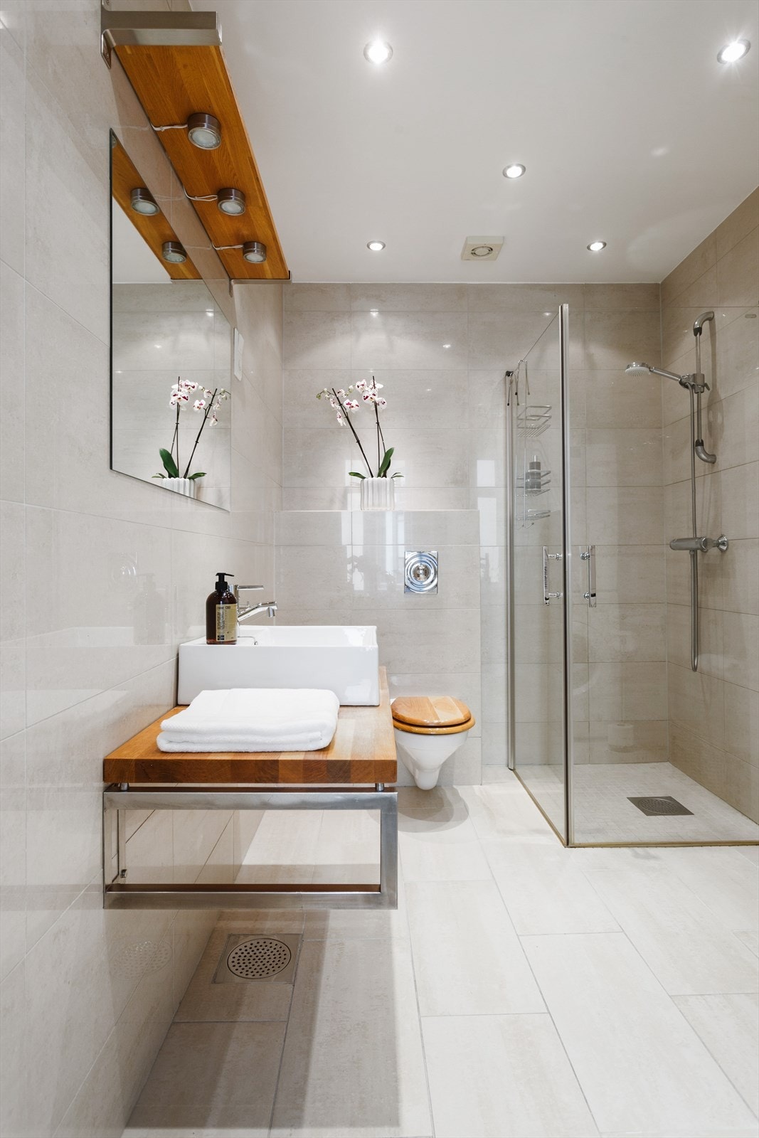 Baderom ved anretning. Pent bad som ble pusset opp i 2005. Galleribilde