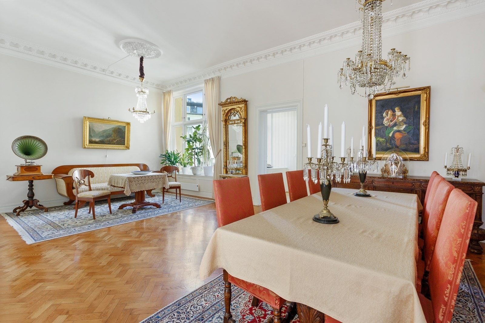 Spisestuen ligger i tilknytning til anretning og kjøkken Galleribilde