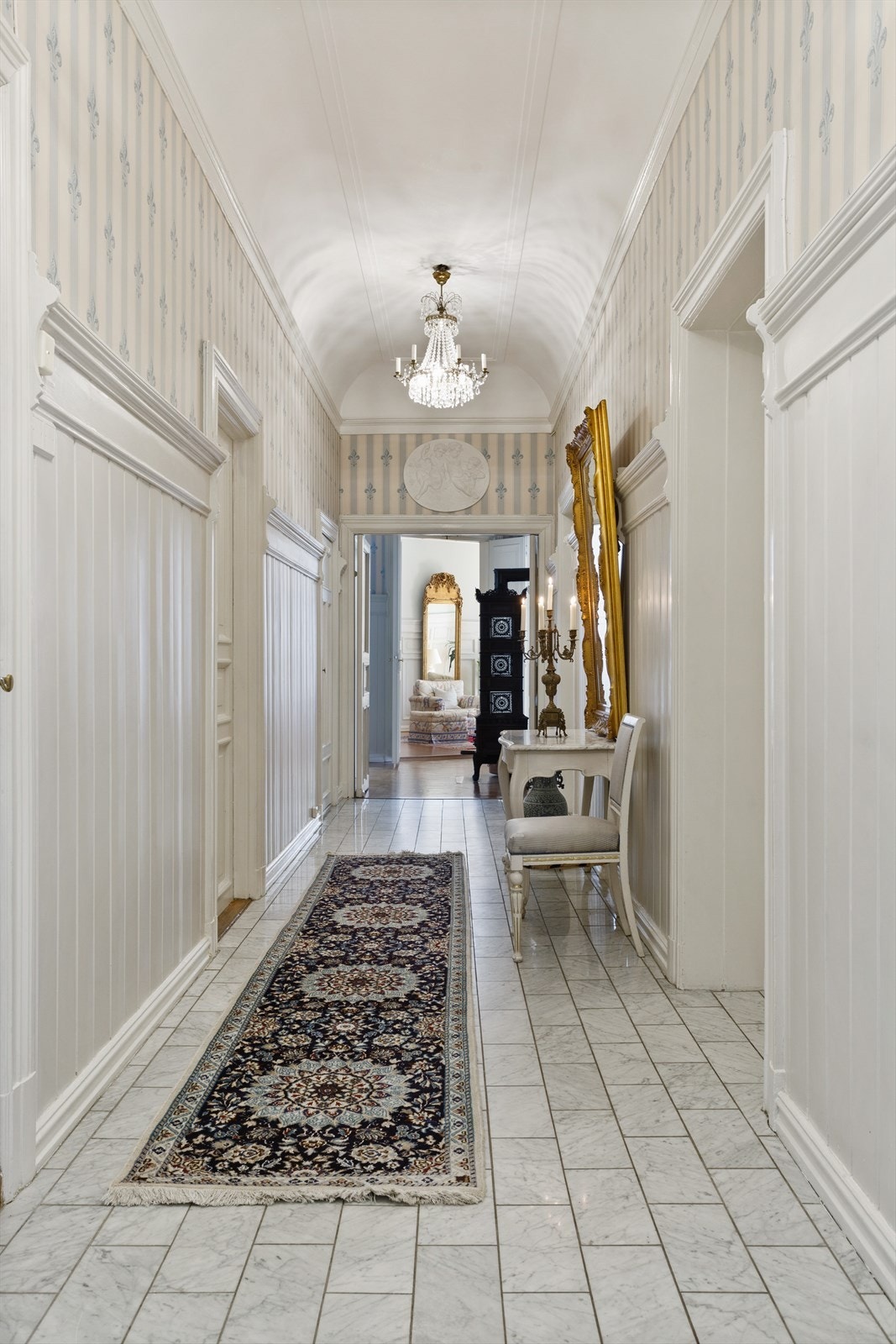 Velkommen inn! Legg merke til detaljene, takhøyden og den buede himlingen Galleribilde