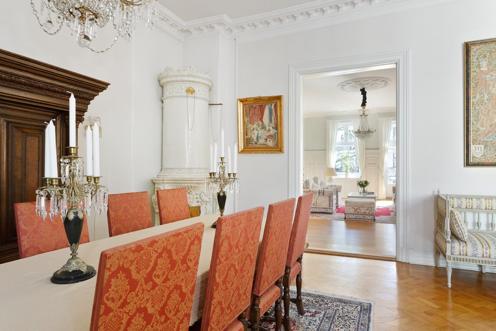 Dagligstuen ligger i tilknytning til spisestuen Galleribilde