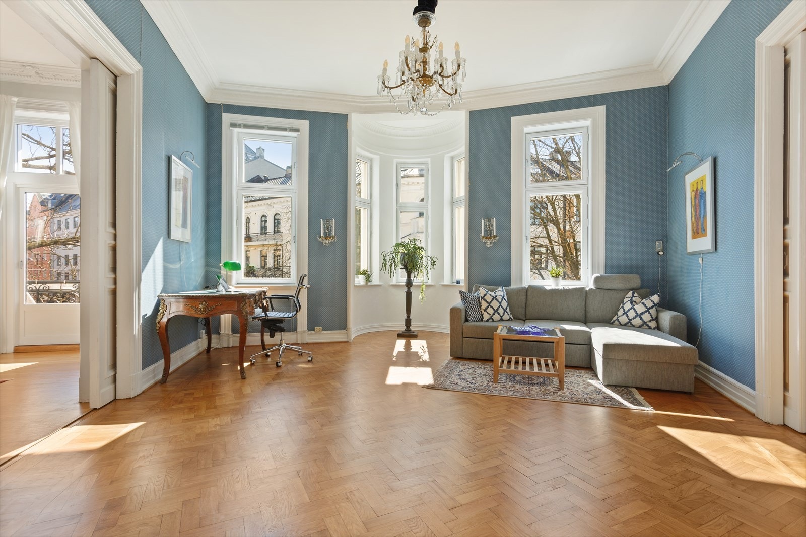 Stue med karnappvindu som gir ekstra gode lys- og utsiktsforhold Galleribilde