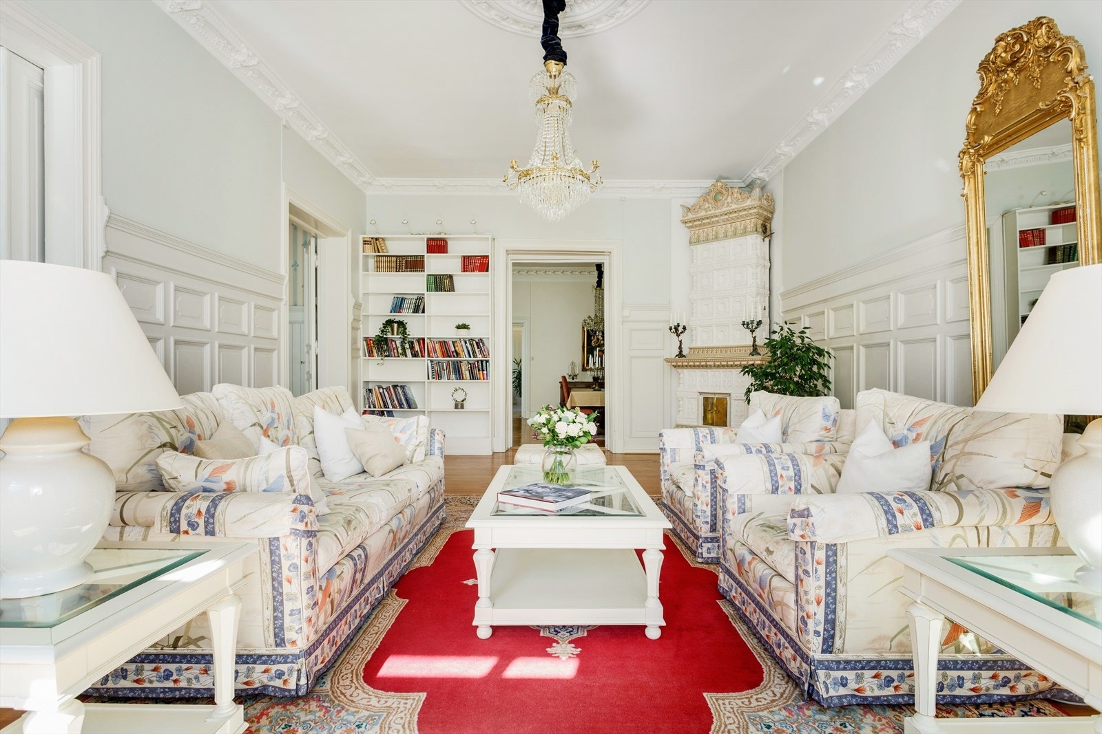 Dagligstue med flotte klassiske detaljer og kakkelovn som gjør seg som et smykke i rommet Galleribilde