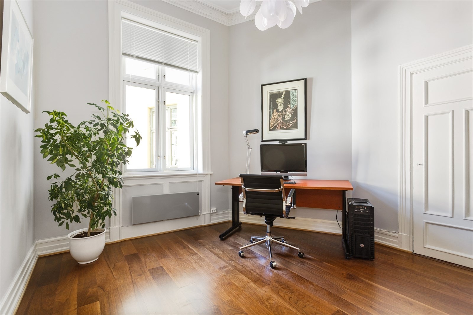 Soverom som i dag er innredet som kontor. Rommet vender ut mot bakgård Galleribilde