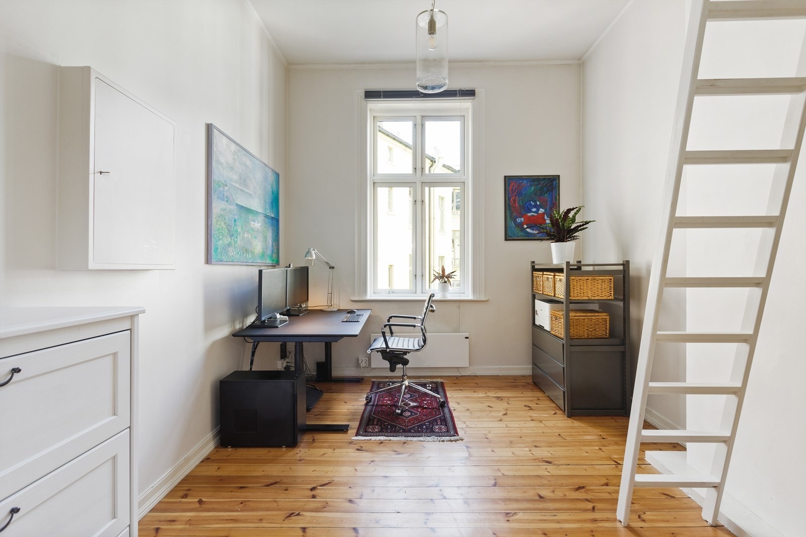 Dette rommet har tilknyttet baderom og enkel tilgang via baktrappen. Trapp opp til sovehems Galleribilde