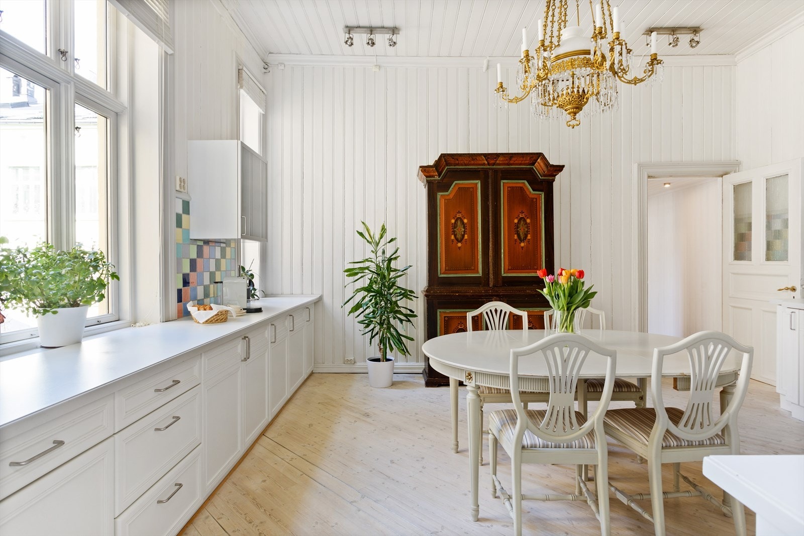 Romslig kjøkken med plass til spisebord Galleribilde