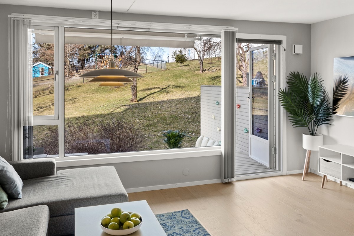 Vinduet strekker seg nærmest fra gulv til tak. Galleribilde