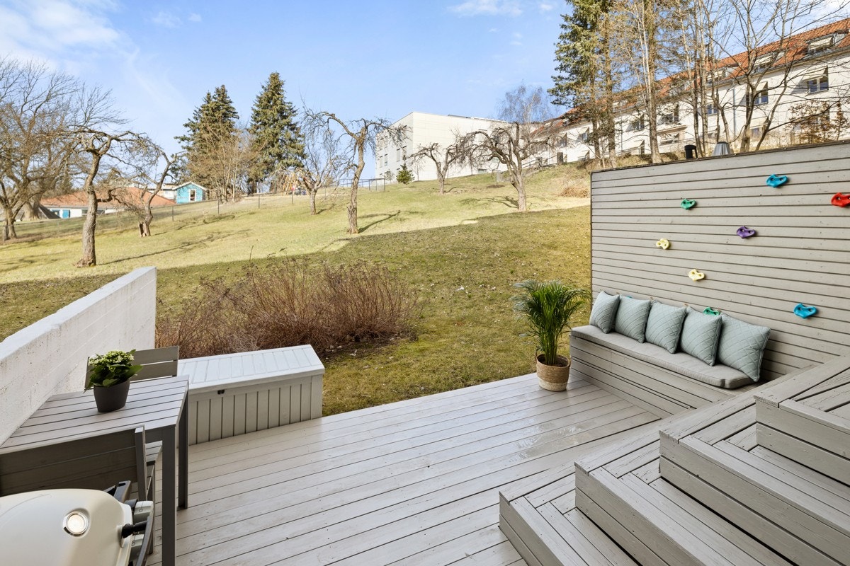 Selger opplyser at man har sol fra ca. kl. 13.00 til den går ned om sommeren. Galleribilde