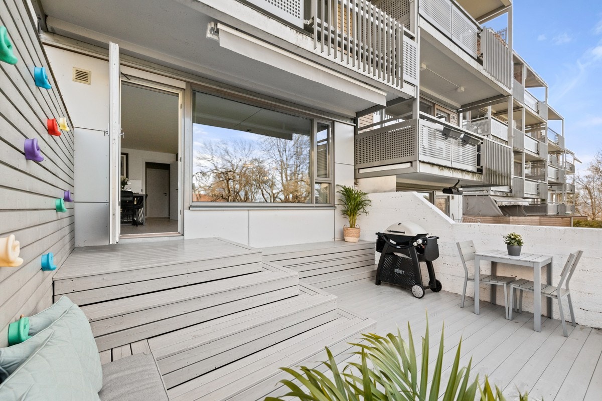 Plattingen er på ca. 18,5 m² med god plass til utemøblement. Galleribilde